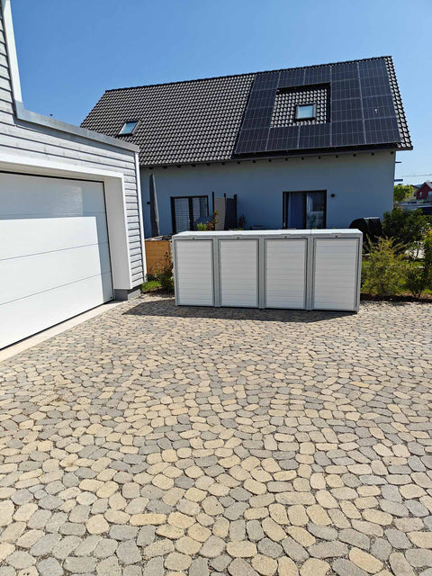BIO Stefan Holzmichl Mülltonnenbox 4er 240l in Reinweiß RAL9010 vor Einfamilienhaus mit Solardach