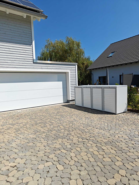 BIO Stefan Mülltonnenbox Holzmichl Reinweiss RAL9010, 4er 240l mit Holzfront neben moderner Garage