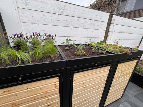 Schwarze Mülltonnenbox Holzmichl 3er mit Holzfront und Pflanzdach (240 Liter)