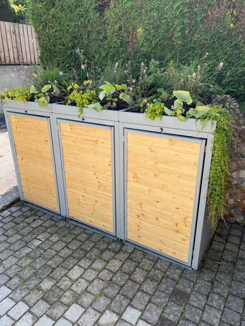 Mülltonnenbox Holzmichl 3er mit Pflanzdach - Montage im Gefälle