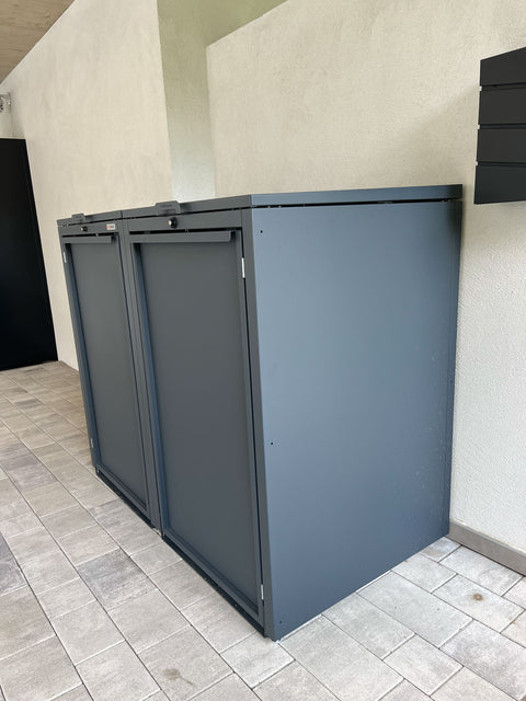 BIO Stefan Stahlfred Mülltonnenbox 2er 240l in Anthrazit seitlich an der Hauswand neben dem Briefkasten