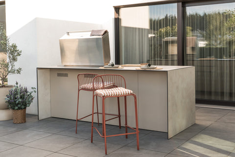 Outdoor kitchen as a cooking island with a bar counter: grill at the front, sit at the back