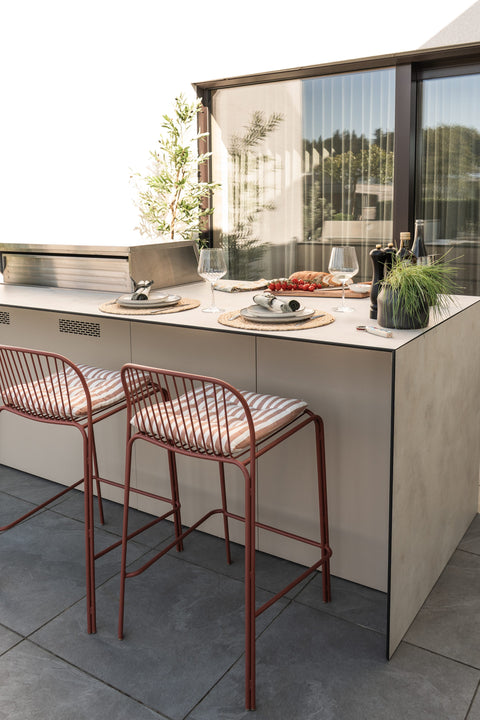 Outdoor kitchen as a cooking island with a bar counter: grill at the front, sit at the back