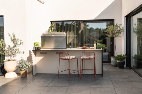 Outdoor kitchen as a cooking island with a bar counter: grill at the front, sit at the back