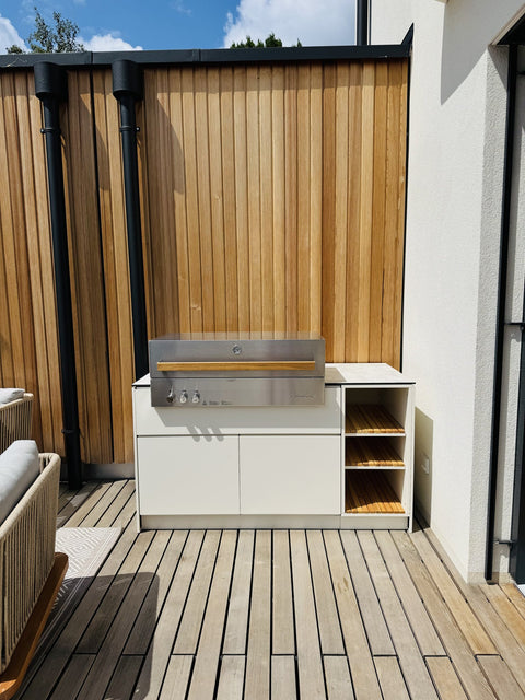 Small Outdoor Kitchen in Cream White: Flammkraft Grill with Open Shelf on the Wooden Terrace