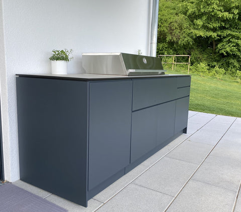 Compact outdoor kitchen in anthracite on the covered terrace