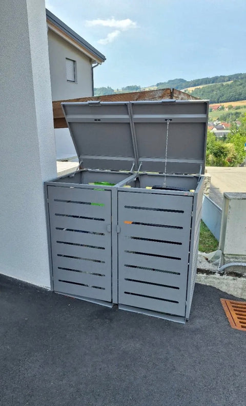 BIO Stefan Alubert Mülltonnenbox 2er 240l in Graualuminium mit beiden geöffneten Klappdeckeln unter dem Holzvordach