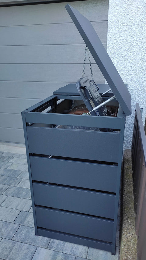 BIO Stefan Dagobert Muelltonnenbox 2er 120l in Anthrazit Klappdeckel geoeffnet mit Blick auf die eingestellte Tonne vor dem Garagentor