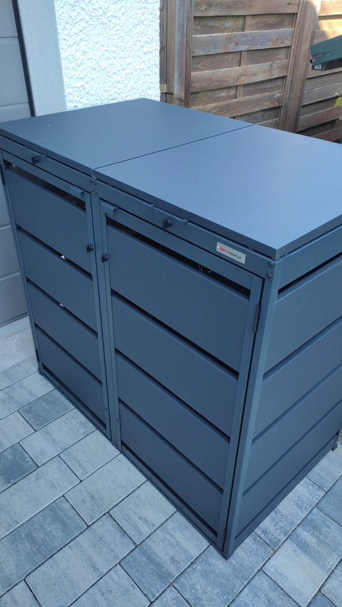 BIO Stefan Dagobert Muelltonnenbox 2er 120l in Anthrazit Aufsicht auf die beiden separaten Klappdeckel an der Garageneinfahrt