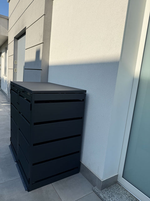 BIO Stefan Dagobert Muelltonnenbox 2er 120l in Anthrazit in der Nische zwischen Hauswand und Fenster auf grossformatigen Terrassenplatten