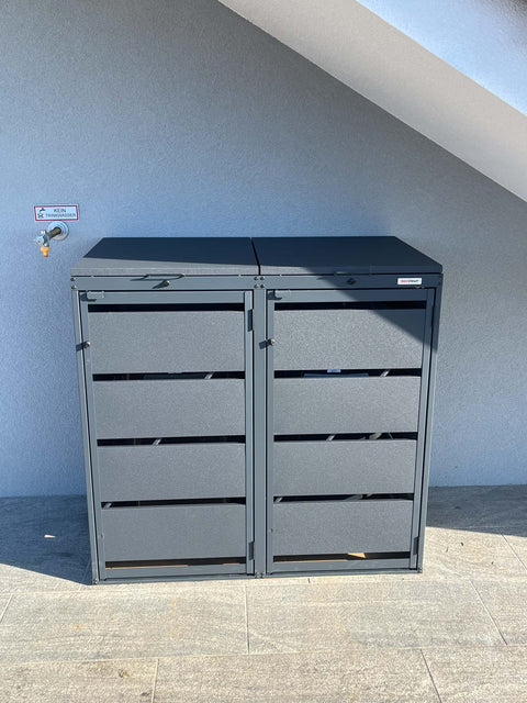 BIO Stefan Dagobert Muelltonnenbox 2er 120l in Anthrazit mit beiden geoeffneten Fronttueren und Blick auf die eingestellten Tonnen an der Hauswand