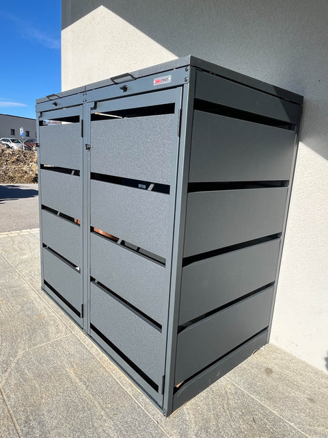 BIO Stefan Dagobert Muelltonnenbox 2er 120l in Anthrazit mit geoeffneten Fronttueren an der Hausfassade auf Terrassenplatten