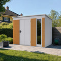 Lamellot Gartenhaus aus Metall in Silber RAL 9006 auf Pflaster im Garten (Stimmungsbild)