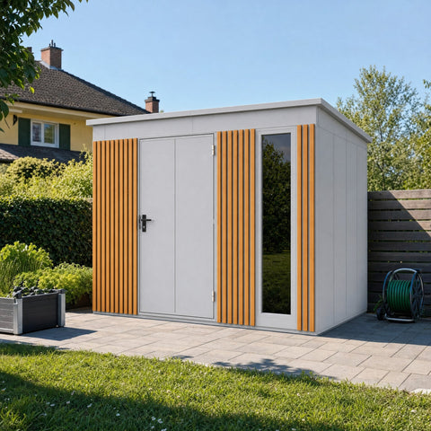 Lamellot Gartenhaus aus Metall in Silber RAL 9006 auf Pflaster im Garten (Stimmungsbild)