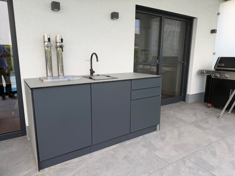Outdoor bar by the pool: anthracite sink unit with beer tap and concrete look