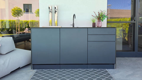 Outdoor bar by the pool: anthracite sink unit with beer tap and concrete look
