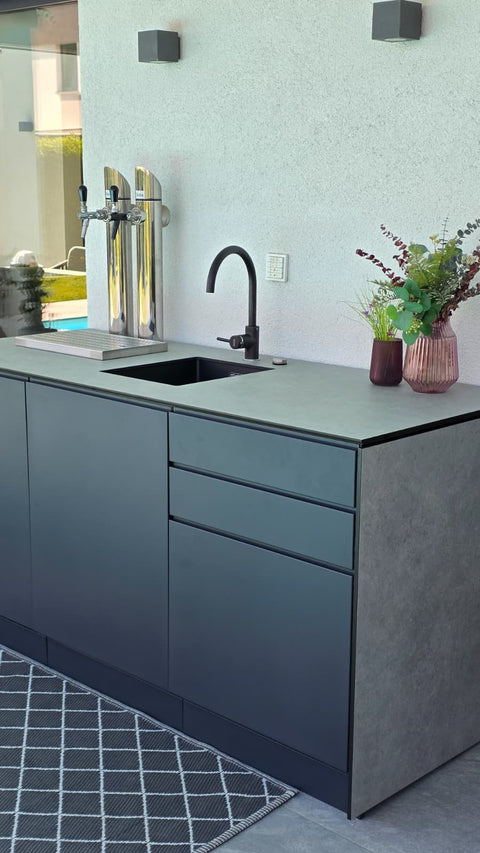 Outdoor bar by the pool: anthracite sink unit with beer tap and concrete look