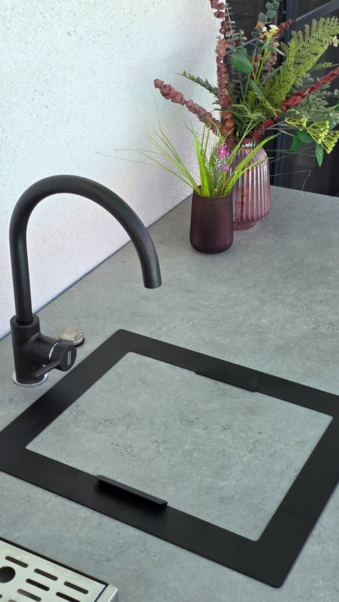 Outdoor bar by the pool: anthracite sink unit with beer tap and concrete look
