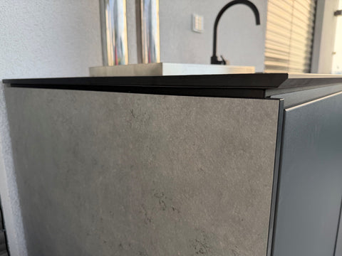 Outdoor bar by the pool: anthracite sink unit with beer tap and concrete look
