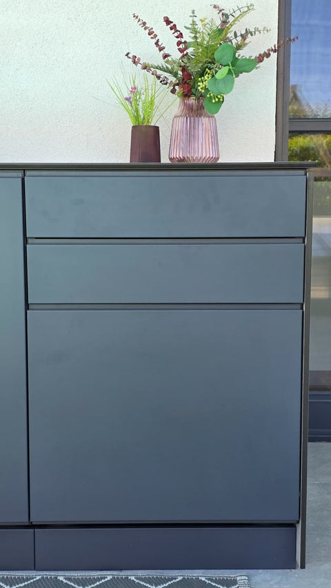 Outdoor bar by the pool: anthracite sink unit with beer tap and concrete look