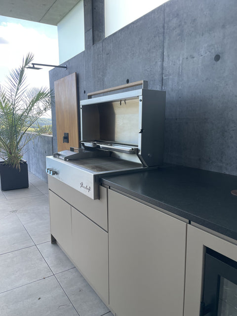 Outdoor kitchen by the pool with Flammkraft grill: front in gray-beige beneath the concrete roof
