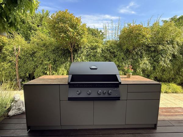 Outdoorküche Mia in Quarzgrau mit Napoleon-Grill auf dem Holzdeck (Kundenfoto 1)