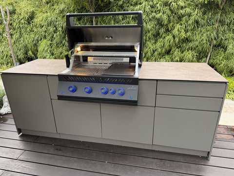 Outdoor kitchen on the wooden deck: Mia in quartz gray with a Napoleon grill and cabinet unit