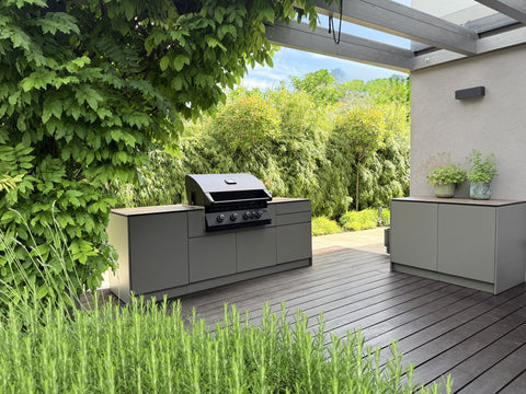 Outdoor kitchen on the wooden deck: Mia in quartz gray with a Napoleon grill and cabinet unit