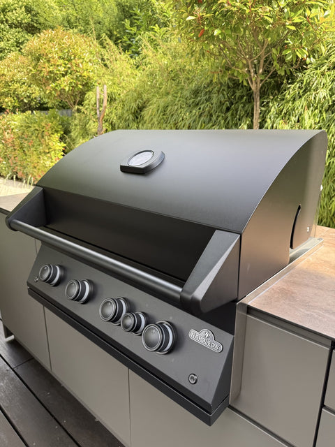 Outdoor kitchen on the wooden deck: Mia in quartz gray with a Napoleon grill and cabinet unit