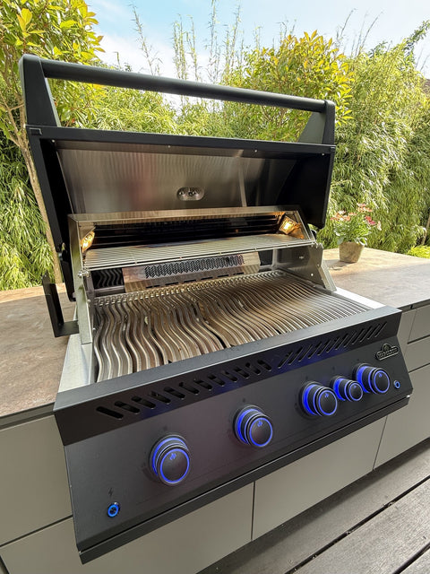 Outdoor kitchen on the wooden deck: Mia in quartz gray with a Napoleon grill and cabinet unit