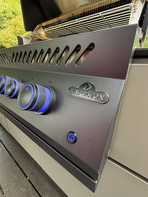 Outdoor kitchen on the wooden deck: Mia in quartz gray with a Napoleon grill and cabinet unit