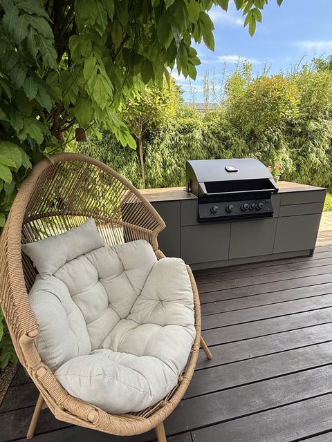 Outdoor kitchen on the wooden deck: Mia in quartz gray with a Napoleon grill and cabinet unit