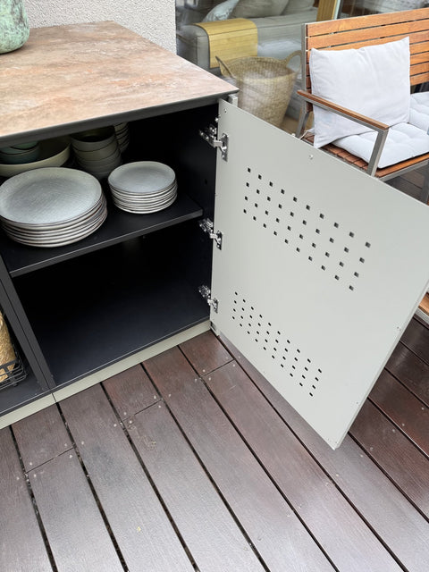 Outdoor kitchen on the wooden deck: Mia in quartz gray with a Napoleon grill and cabinet unit