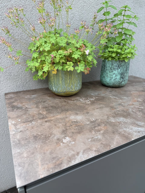Outdoor kitchen on the wooden deck: Mia in quartz gray with a Napoleon grill and cabinet unit