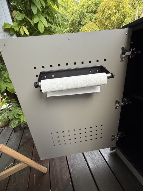 Outdoor kitchen on the wooden deck: Mia in quartz gray with a Napoleon grill and cabinet unit