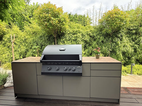 Outdoor kitchen on the wooden deck: Mia in quartz gray with a Napoleon grill and cabinet unit