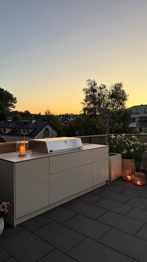 Outdoor kitchen on the rooftop terrace: Mia with three modules in cream white