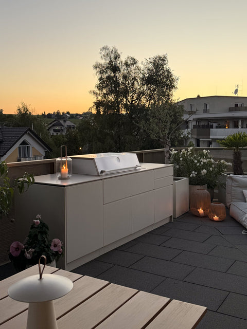 Outdoor kitchen on the rooftop terrace: Mia with three modules in cream white