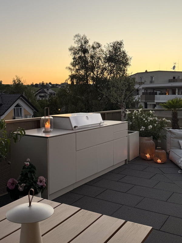 Outdoorküche Mia in Cremeweiß auf der Dachterrasse (Kundenfoto 2)