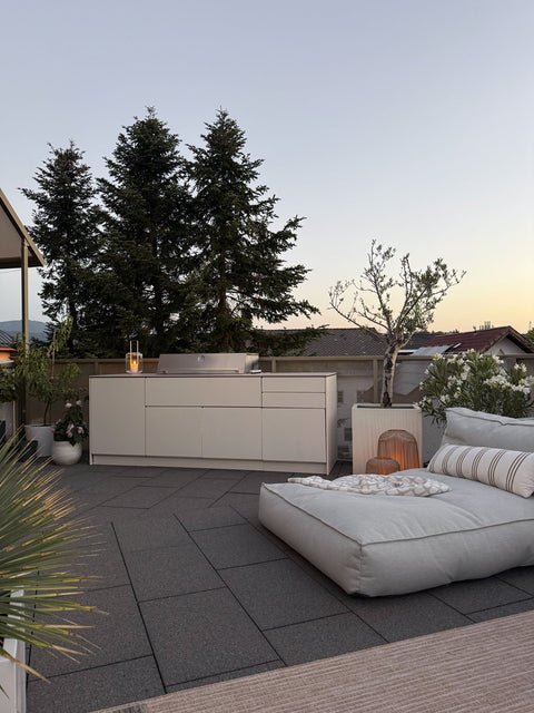 Outdoor kitchen on the rooftop terrace: Mia with three modules in cream white