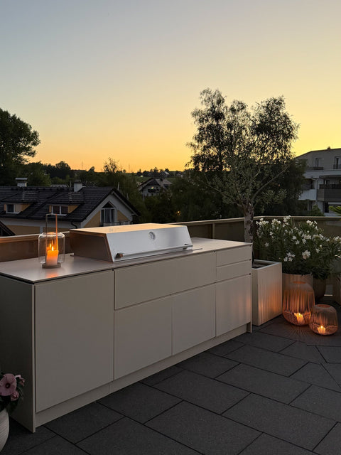 Outdoor kitchen on the rooftop terrace: Mia with three modules in cream white