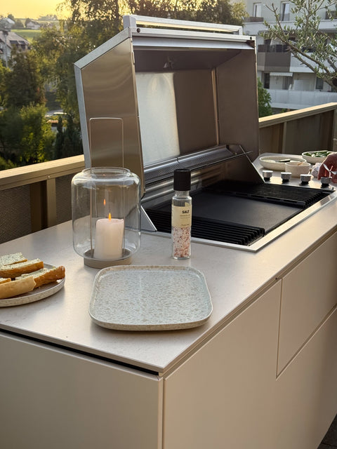 Outdoor kitchen on the rooftop terrace: Mia with three modules in cream white