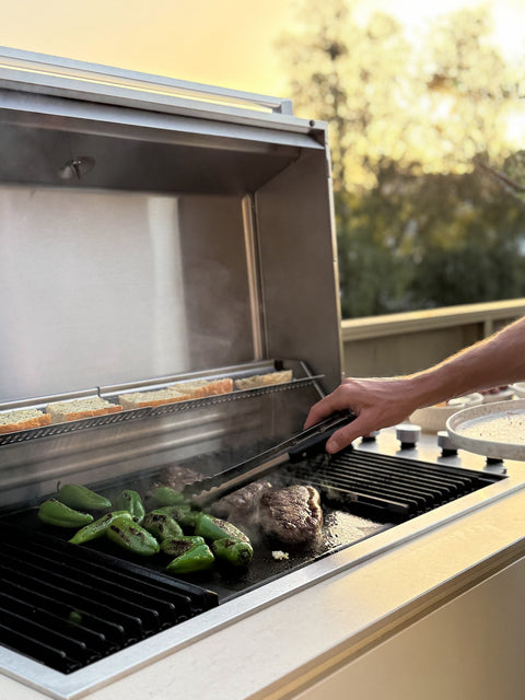 Outdoor kitchen on the rooftop terrace: Mia with three modules in cream white