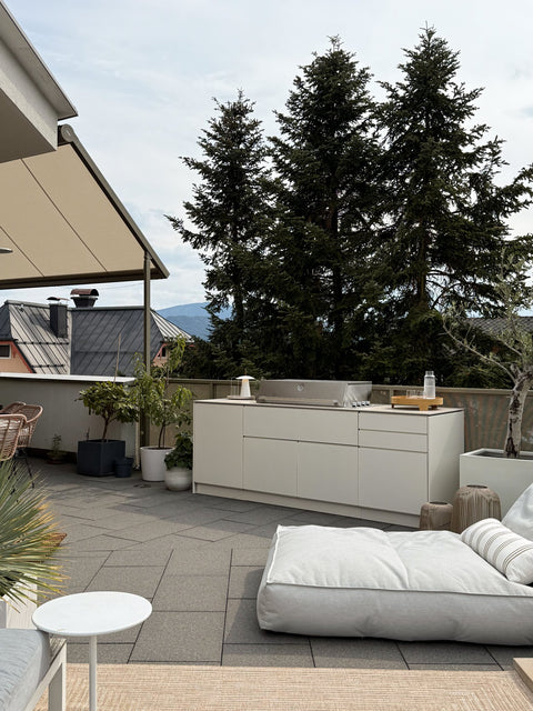 Outdoor kitchen on the rooftop terrace: Mia with three modules in cream white