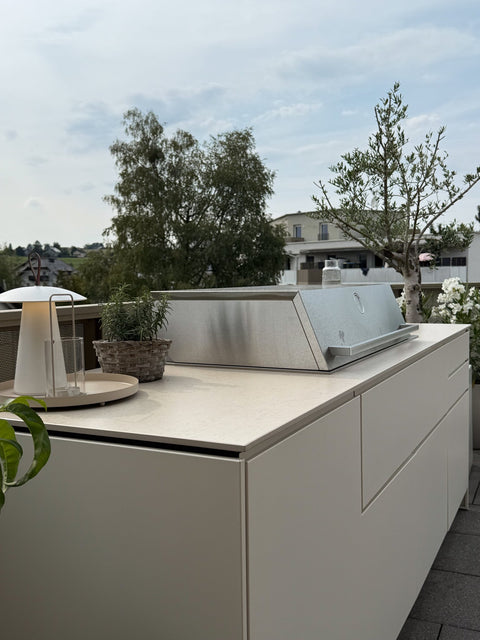 Outdoor kitchen on the rooftop terrace: Mia with three modules in cream white