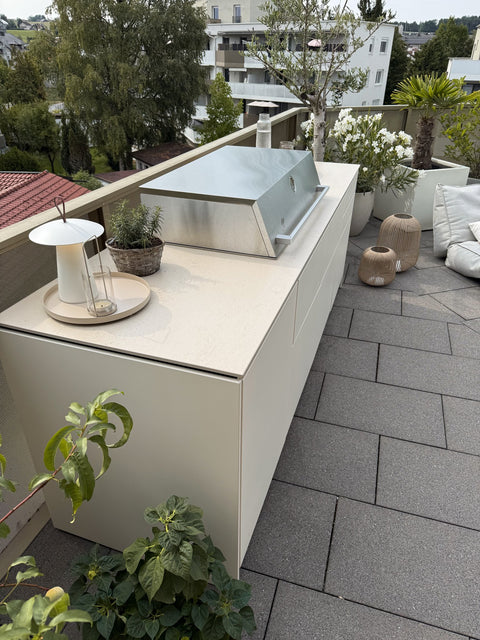 Outdoor kitchen on the rooftop terrace: Mia with three modules in cream white