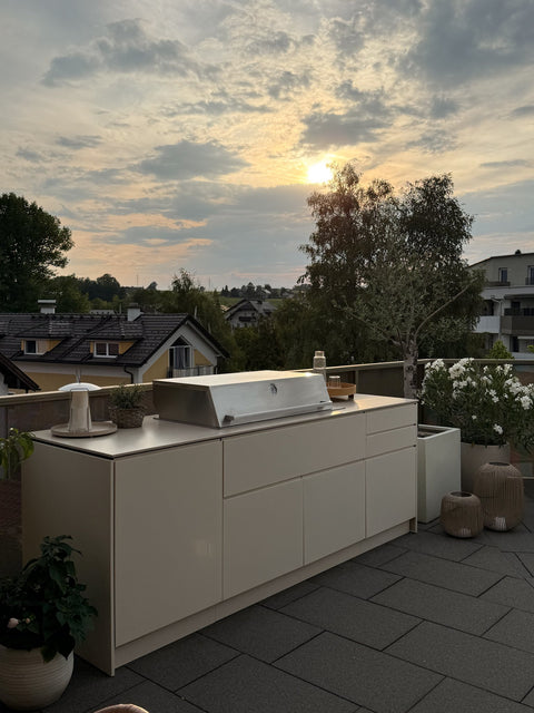 Outdoor kitchen on the rooftop terrace: Mia with three modules in cream white