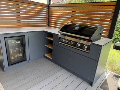 L-shaped outdoor kitchen under the pergola: anthracite corner kitchen with refrigerator