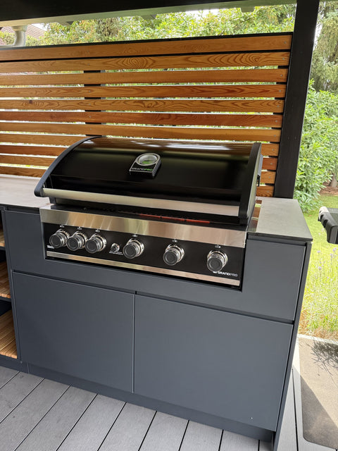 L-shaped outdoor kitchen under the pergola: anthracite corner kitchen with refrigerator