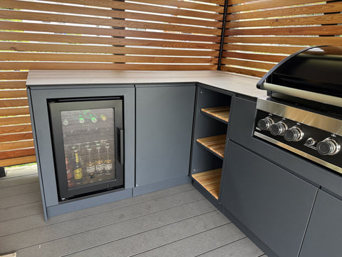L-shaped outdoor kitchen under the pergola: anthracite corner kitchen with refrigerator